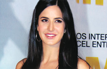 Katrina kaif sizzles in bikini in Dhoom 3